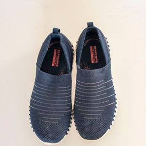 Sketcher's fabric walking shoes